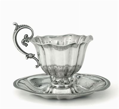 Tazza con Piattino in Argento Fuso, Sbalzato e Cesellato Torino, Metà del XIX Secolo, Marchio Del...