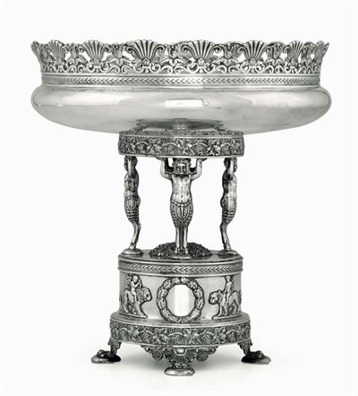 Centrotavola in Argento Fuso, Sbalzato e Traforato di Gusto Neoclassico, con Eleganti Motivi a Fo...