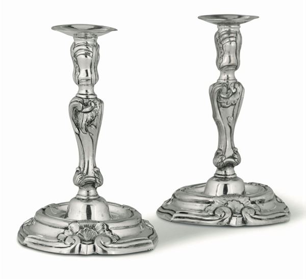 Coppia di candelieri in argento fuso, sbalzato e cesellato. Napoli, probabile XIX secolo, marchio di titolo utilizzato dal 18 febbraio 1832 al 31 maggio 1873