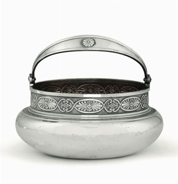 Ciotola in argento fuso, sbalzato e cesellato bolli di titolo russi in uso dal 1846 al 1908 e dell'Atelier Karl Faberge (Probabilmente non pertinenti)