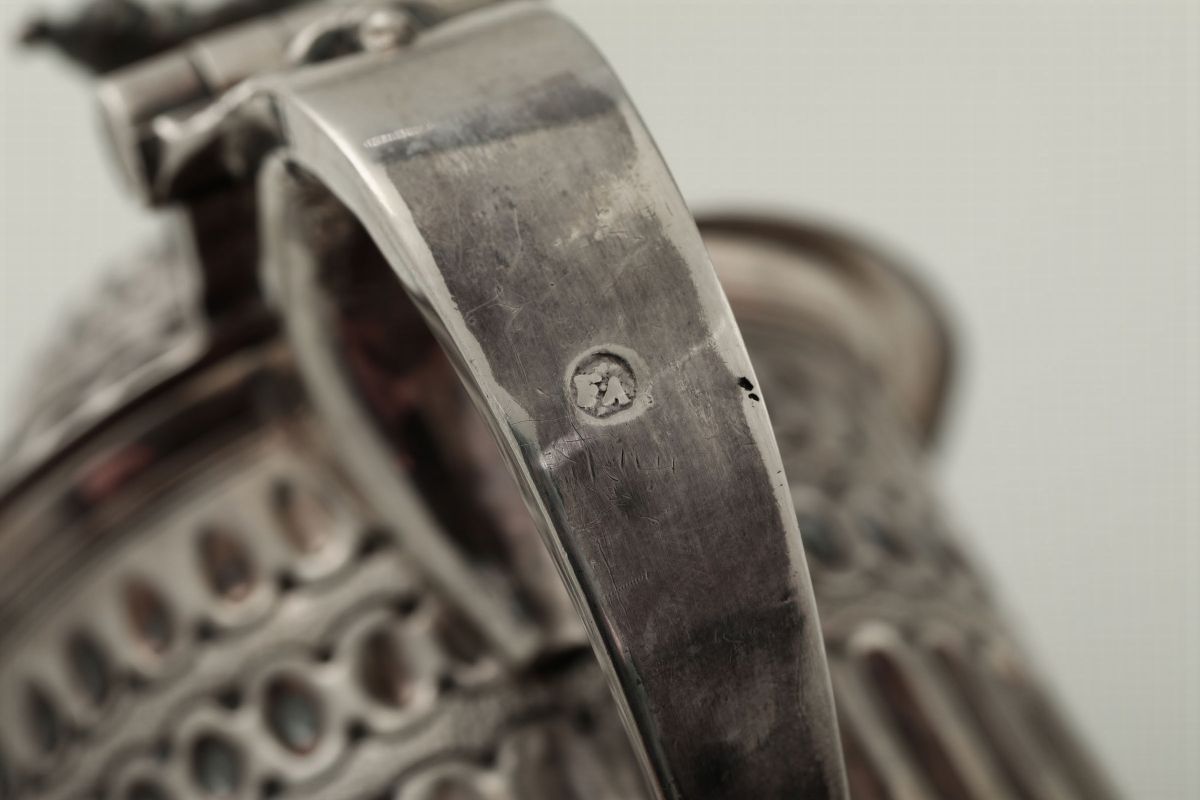Tankard in Argento Fuso e Cesellato. Manifattura del XX Secolo.