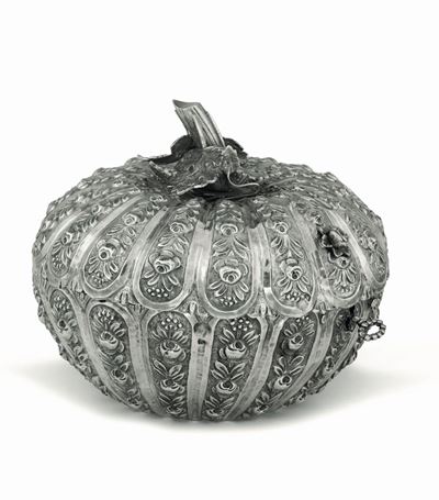 Scatola in Argento Sbalzato e Cesellato a Foggia di Zucca Arte Ottomana (probabilmente Turchia) X...