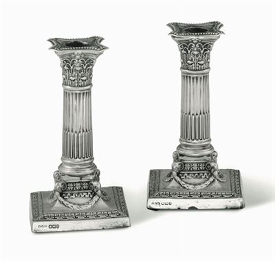 Coppia di Candelieri in Argento Fuso, Sbalzato e Cesellato Città di Sheffield 1894, Bollo di Arge...