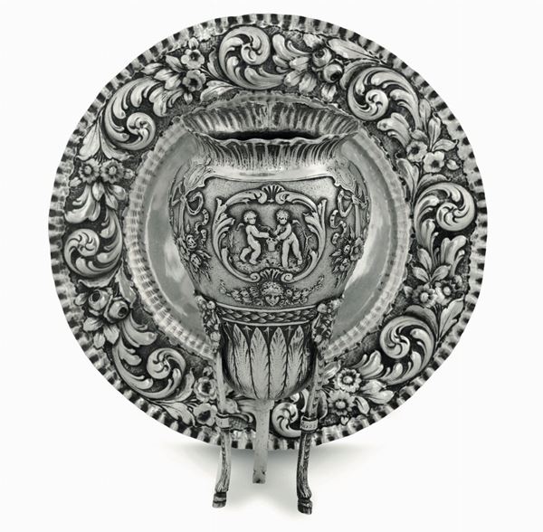 Piatto e vaso in argento fuso e cesellato, manifattura artistica del XX secolo