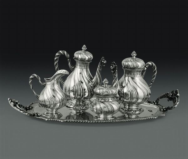 Grande servizio da tè e caffè in argento fuso e cesellato, manifattura artistica del XX secolo