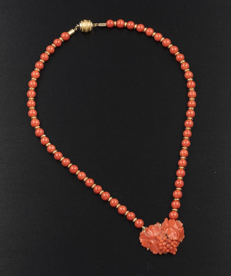 Girocollo con boules di corallo e centro con corallo inciso  - Auction Fine Coral Jewels - II - Cambi Casa d'Aste