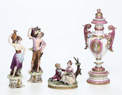 Due Figure un Gruppo Capodimonte e un Vasetto in Porcellana Sevres
