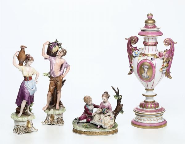 Due figure un gruppo Capodimonte e un vasetto in porcellana Sevres