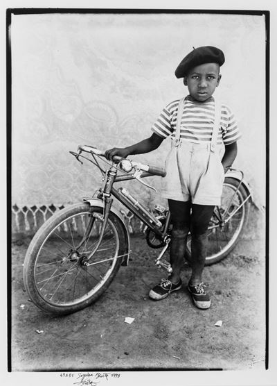 Seydou Keïta (1921-2001)bambino con Bicicletta, 1988