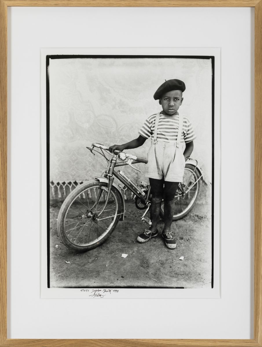 Seydou Keïta (1921-2001)bambino con Bicicletta, 1988
