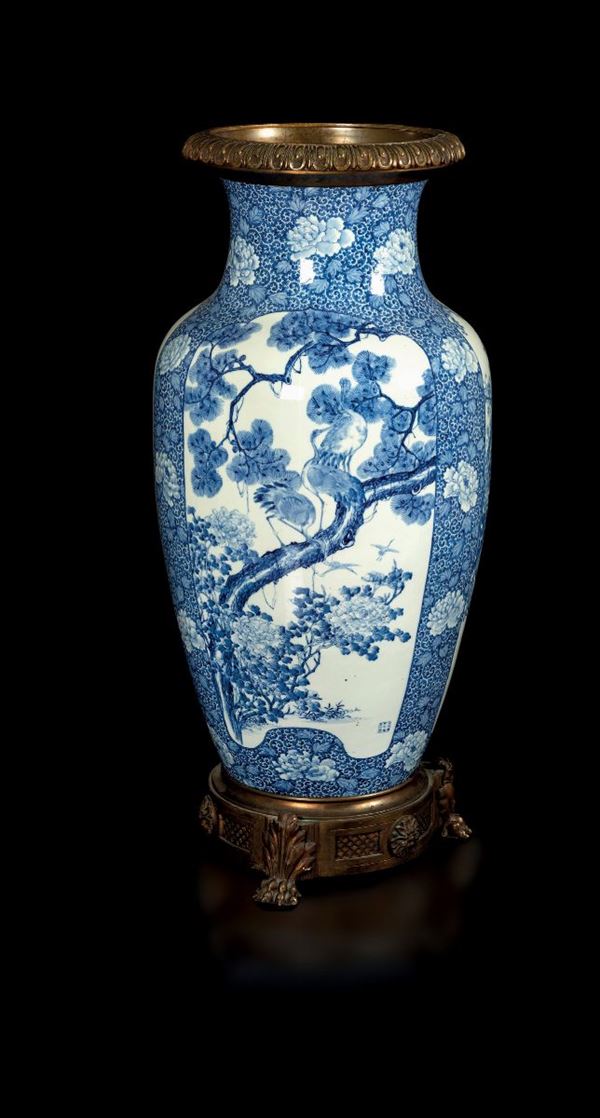 Grande vaso in porcellana Arita con decoro floreale, raffigurazioni naturalistiche entro riserve e montatura in bronzo, Giappone, XIX secolo