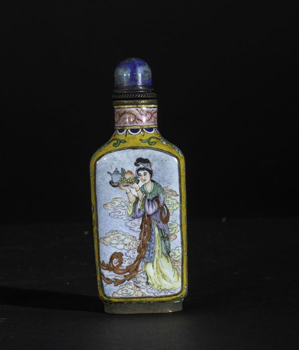Snuff bottle a smalti cloisonnè con raffigurazioni di Guanyin e saggio, Cina, inizio XX secolo