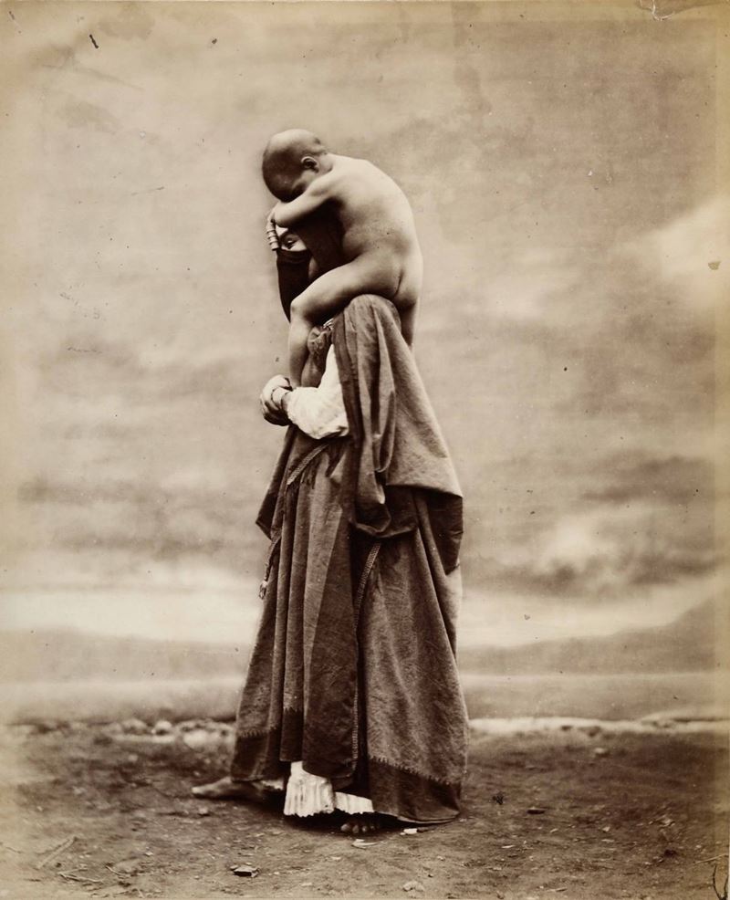 Otto Schoefft (1833-1900) Femme portant son enfant  - Asta Fotografia - Cambi Casa d'Aste