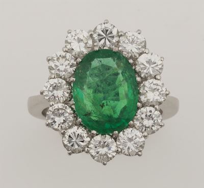 Anello con Smeraldo Colombia di Ct 2,98 e Diamanti Taglio Brillante a Contorno