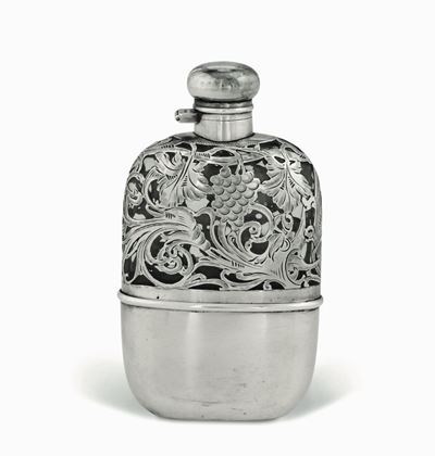 Fiasca da Tasca in Argento Sterling Fuso, Sbalzato, Cesellato e Traforato e Vetro. Manifattura In...