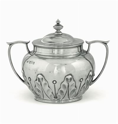 Zuccheriera in Argento Fuso, Sbalzato e Cesellato, Londra 1897, Argentiere J. W. M. Entro Scudo (...
