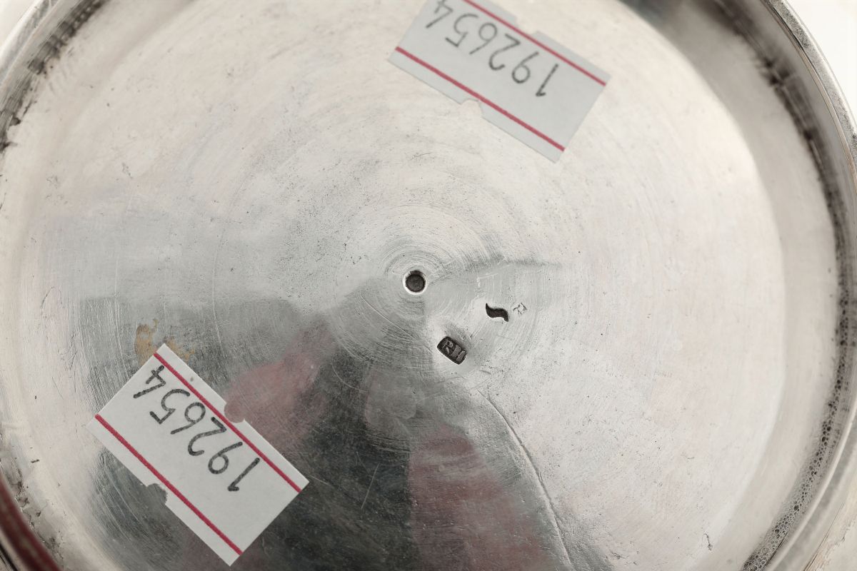 Zuppiera con Coperchio in Argento Fuso e Cesellato, Presa in Legno Tornito. Manifattura Europea d...