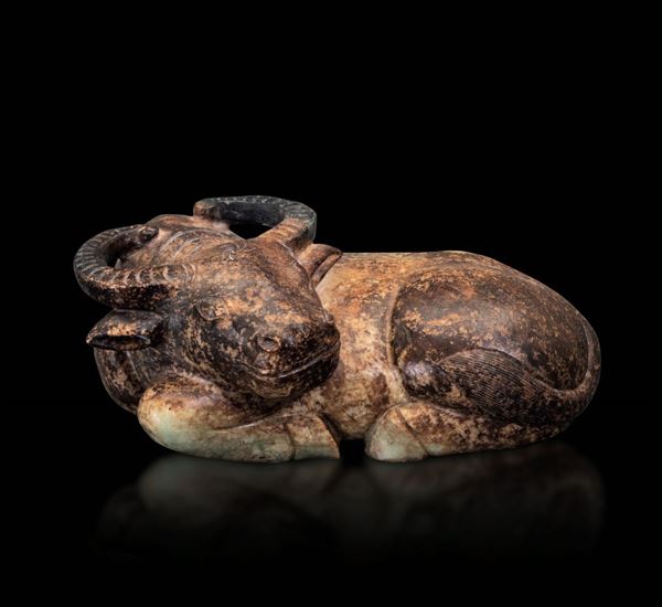 Rara figura di bufalo scolpita in giada e russet, Cina, Dinastia Ming, XVI secolo