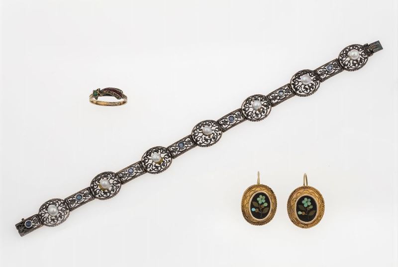 Lotto composto da un paio di orecchini con micromosaico, un anello ed un bracciale con perle coltivate e piccoli zaffiri  - Asta Gioielli - Cambi Casa d'Aste