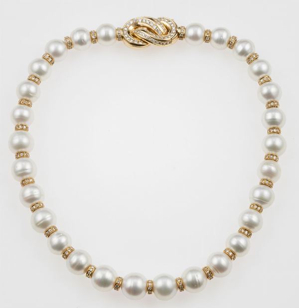 Girocollo composto da un filo di perle coltivate e diamanti