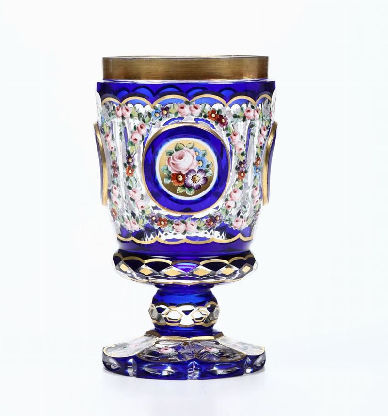 Bicchiere in cristallo bianco e cobalto dipinto a campiture floreali e dorato a mano, Austria, XIX secolo  - Asta Dipinti e Arredi - Cambi Casa d'Aste