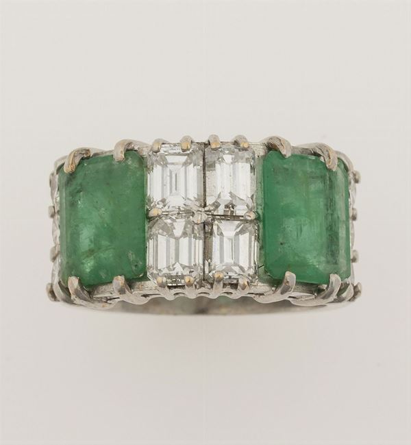 Anello a fascia con smeraldi e diamanti