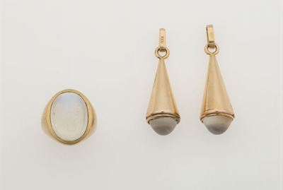 Demi-parure Composta da Anello e Due Pendenti con Clair De Lune Taglio Cabochon