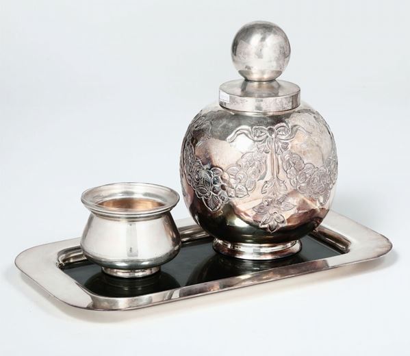 Un vassoietto, e un vaso in metallo e portacaviale in argento