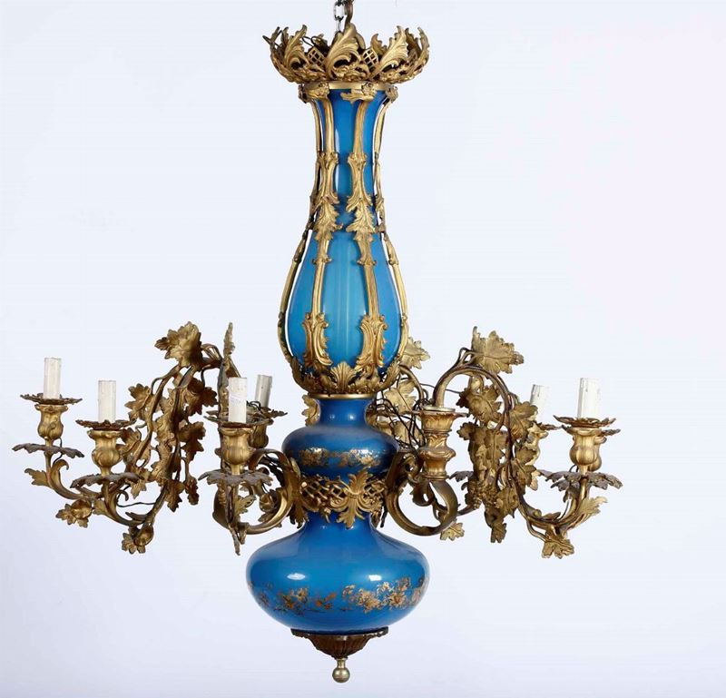Lampadario in bronzo dorato e vetro blu decorato in oro  - Auction Furnitures, Paintings and Works of Art - Cambi Casa d'Aste