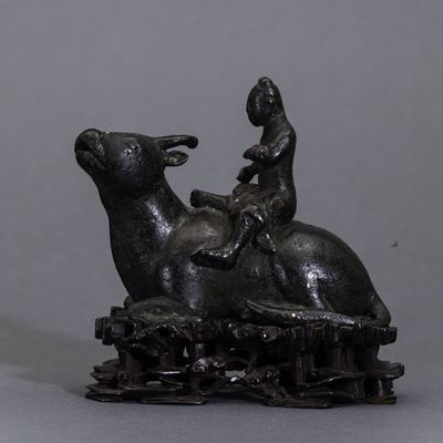 Scultura in Bronzo Raffigurante Personaggio Seduto su Bue, Cina, Dinastia Ming (XIV-XVII Secolo)