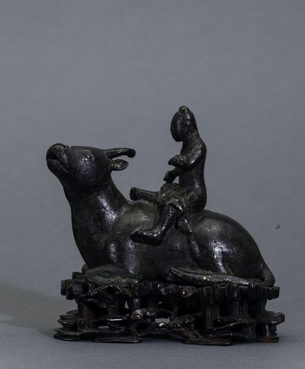 Scultura in bronzo raffigurante personaggio seduto su bue, Cina, Dinastia Ming (XIV-XVII secolo)