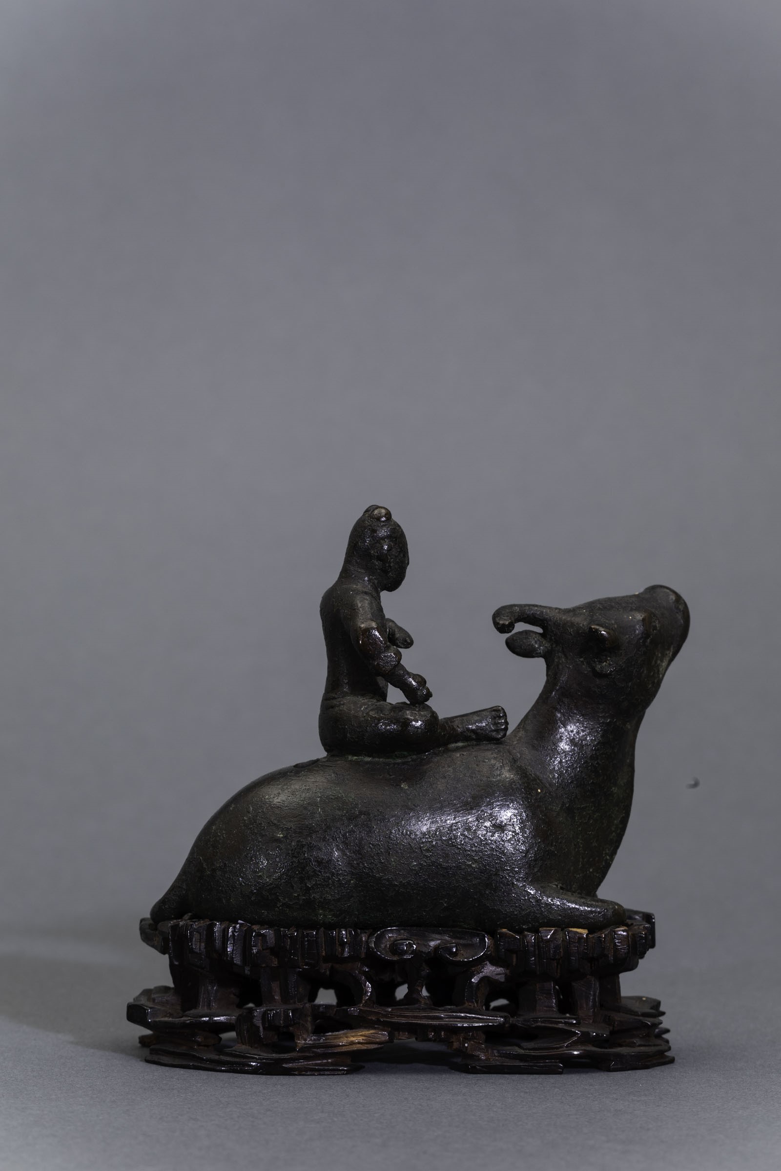 Scultura in Bronzo Raffigurante Personaggio Seduto su Bue, Cina, Dinastia Ming (XIV-XVII Secolo)