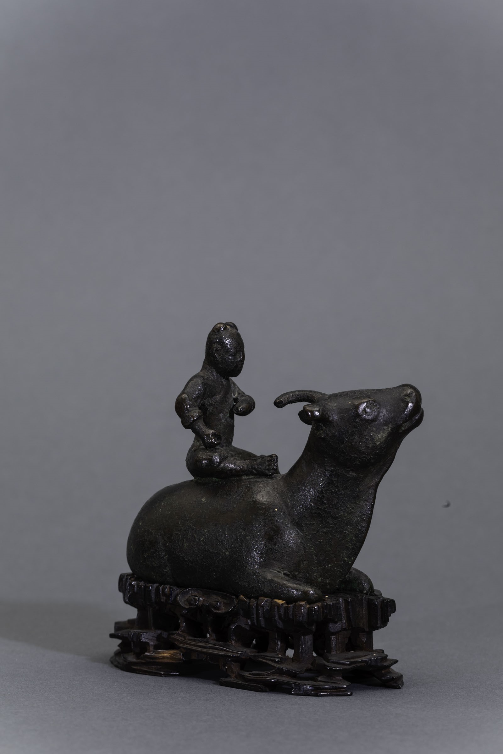 Scultura in Bronzo Raffigurante Personaggio Seduto su Bue, Cina, Dinastia Ming (XIV-XVII Secolo)
