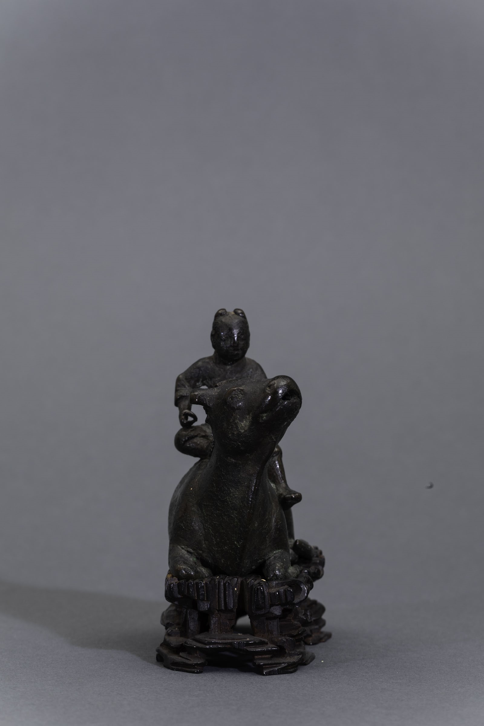 Scultura in Bronzo Raffigurante Personaggio Seduto su Bue, Cina, Dinastia Ming (XIV-XVII Secolo)