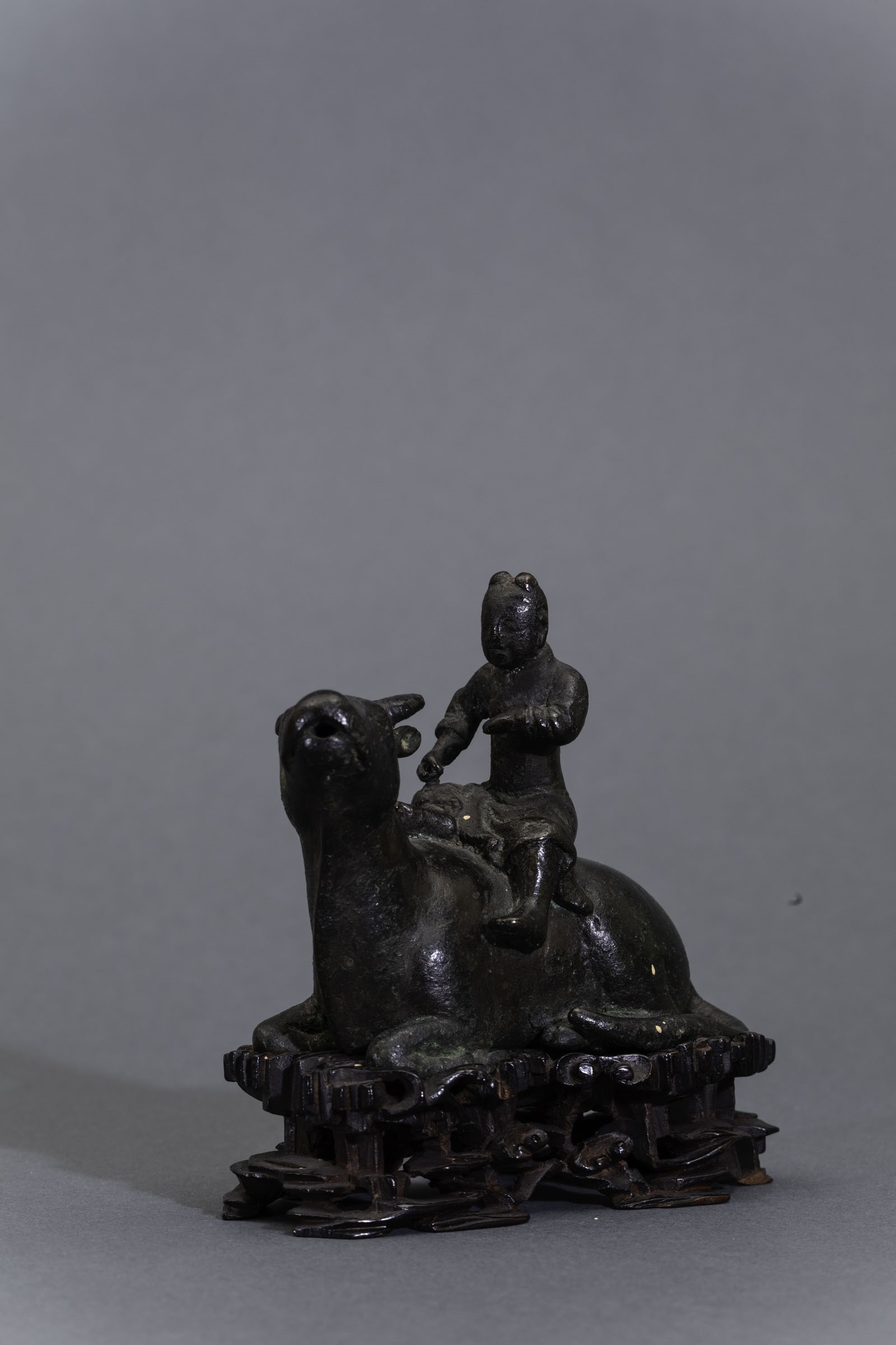 Scultura in Bronzo Raffigurante Personaggio Seduto su Bue, Cina, Dinastia Ming (XIV-XVII Secolo)