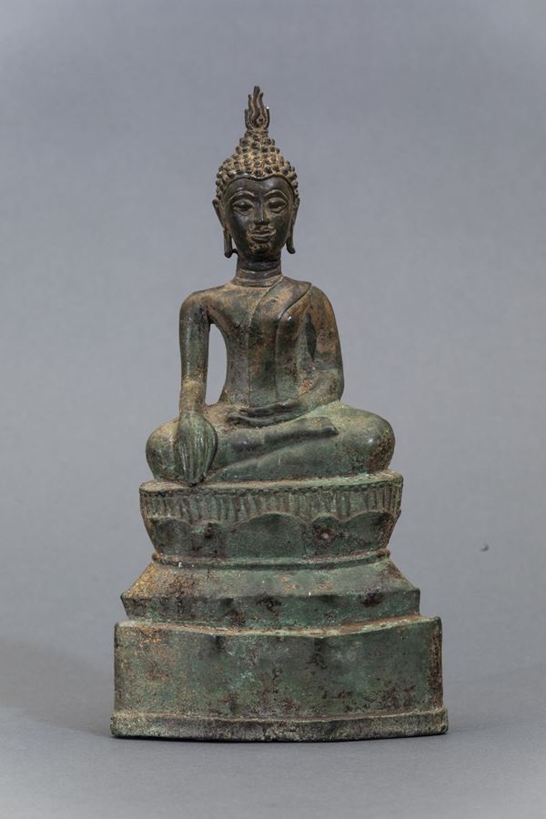 Figura di Buddha Sakyamuni seduto in bronzo con tracce di doratura, Thailandia, XIX secolo