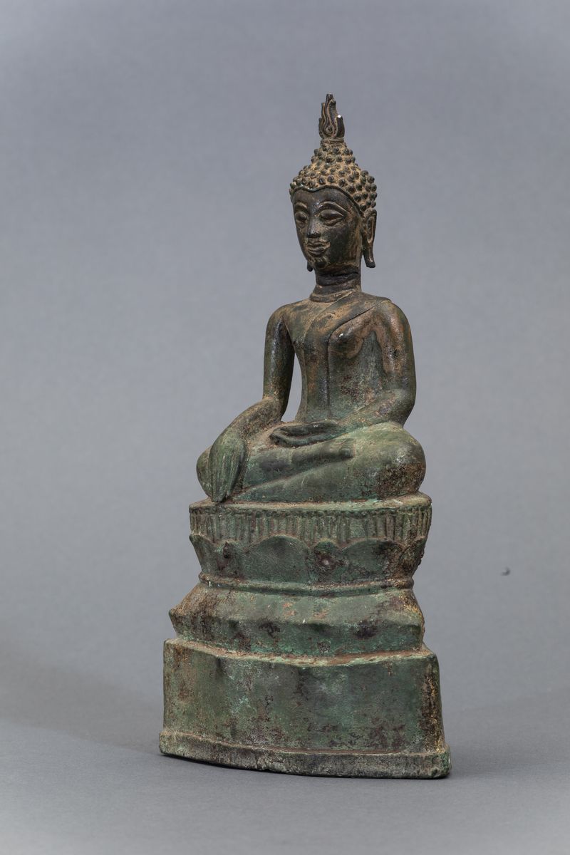 Figura di Buddha Sakyamuni Seduto in Bronzo con Tracce di Doratura, Thailandia, XIX Secolo