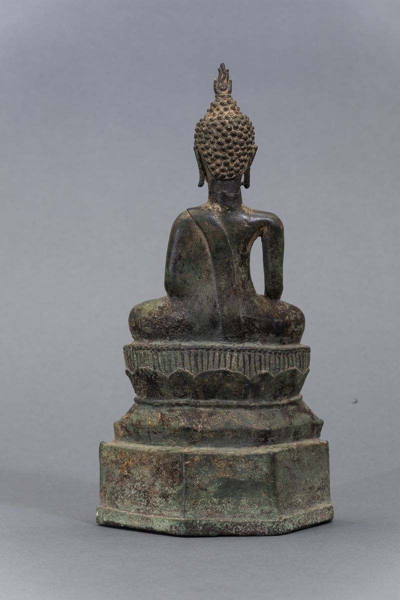 Figura di Buddha Sakyamuni Seduto in Bronzo con Tracce di Doratura, Thailandia, XIX Secolo