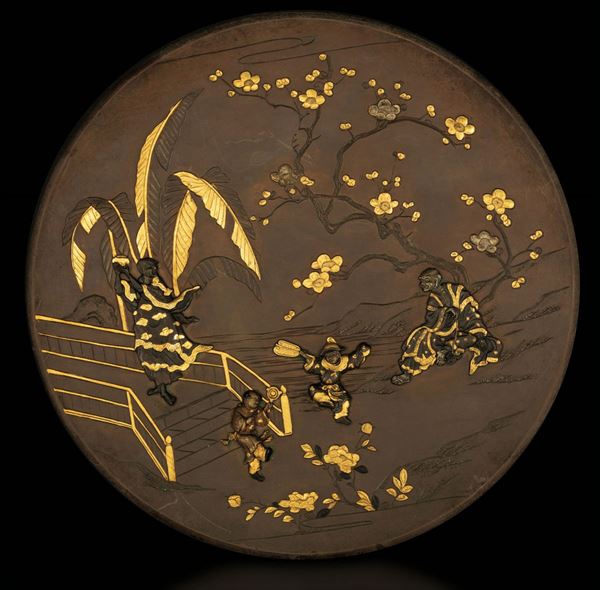 Coppia di piatti in bronzo con dettagli dorati raffiguranti scene di vita comune con saggi entro paesaggio, Giappone, periodo Meiji (1868-1912)
