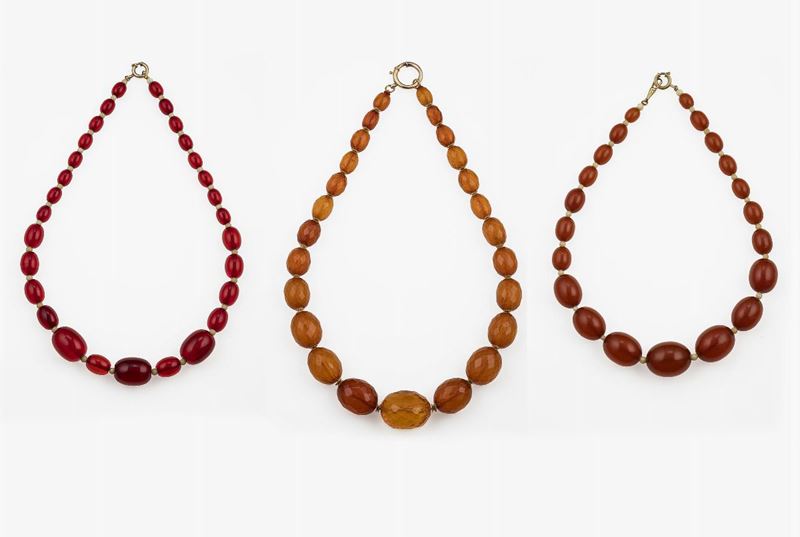 Three amber and resin necklaces  - Auction Jewels - Cambi Casa d'Aste