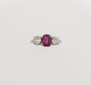 Anello con Rubino Burma di Ct 1.95 Circa e Diamanti