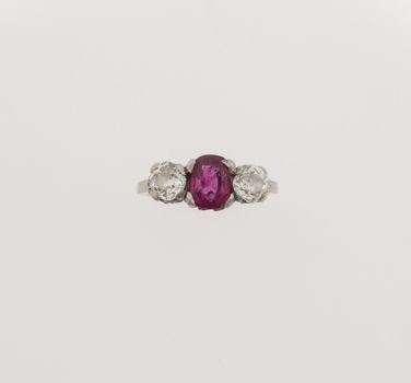 Anello con rubino Burma di ct 1.95 circa e diamanti