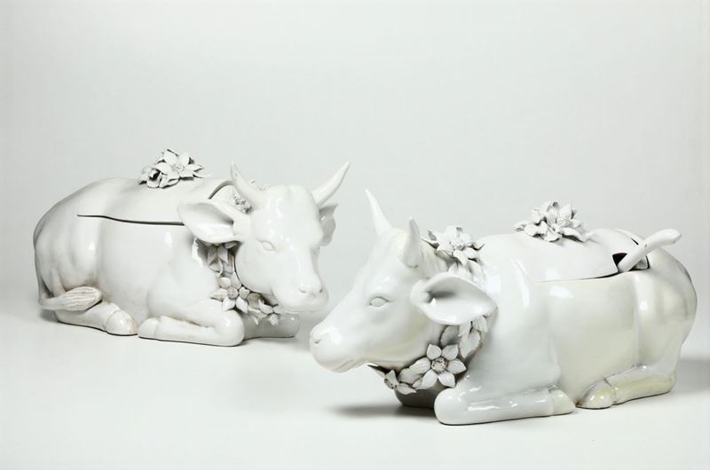 Coppia di grandi zuppiere a foggia di mucca Probabilmente Nove, XX secolo  - Auction Ceramics - Cambi Casa d'Aste