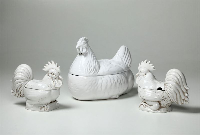 Una zuppiera e due terrine a foggia di gallina e galletti Probabilmente Nove, XX secolo  - Auction Ceramics - Cambi Casa d'Aste