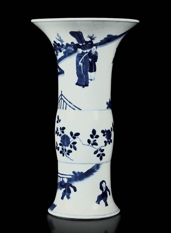 Vaso a tromba in porcellana bianca e blu con scene di vita comune entro paesaggio e decori floreali, Cina, Dinastia Qing, XIX secolo