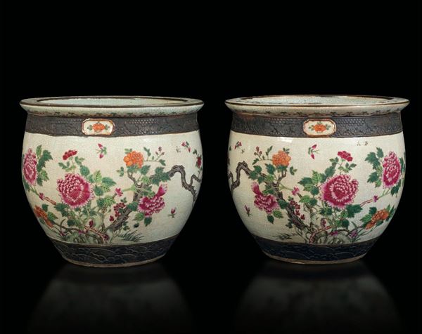 Coppia di cachepots in porcellana a smalti policromi con decori naturalistici, Cina, Dinastia Qing, epoca Guangxu (1875-1908)