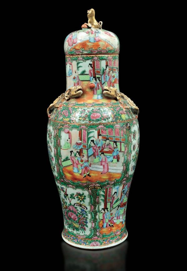 Vaso con coperchio in porcellana Canton con scene di vita comune e figure di draghetti a rilievo, Cina, Dinastia Qing, XIX secolo