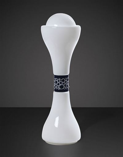 Lampada da Terra con Struttura in Metallo e Vetro Opalino.