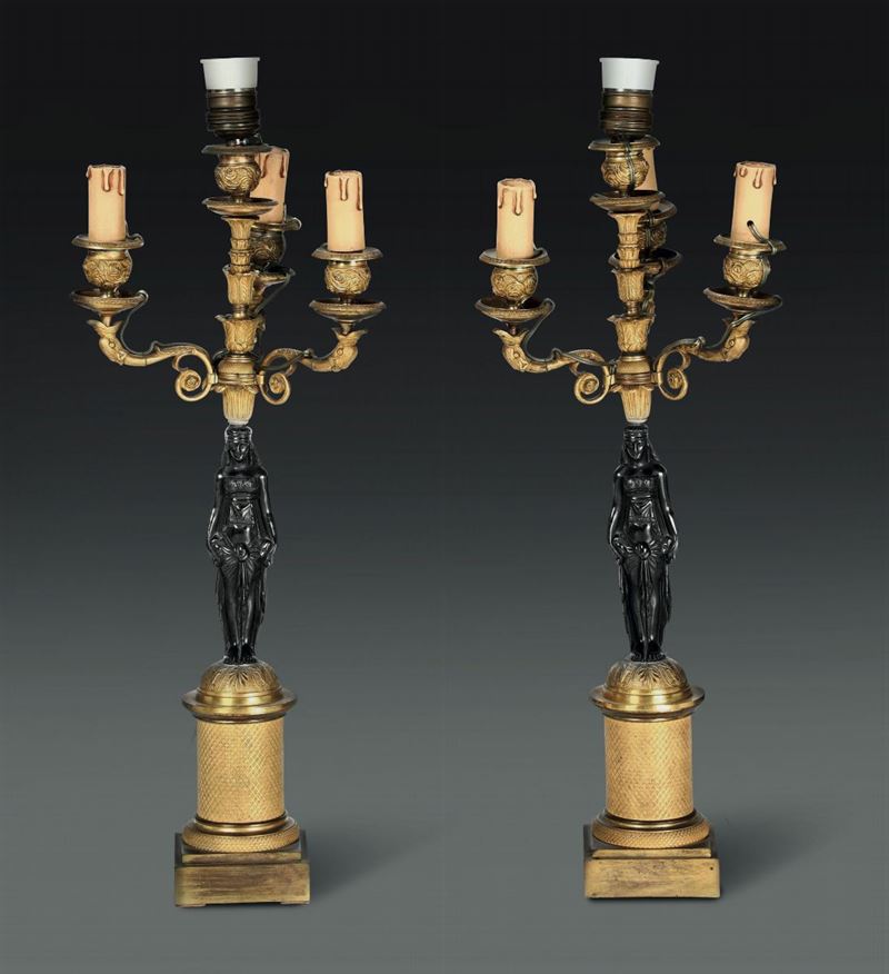 Coppia di candelabri in bronzo dorato e patinato, XIX secolo  - Asta Importanti Sculture, Arredi e Oggetti d'Arte - Cambi Casa d'Aste