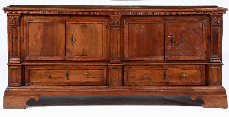Credenza in legno intagliato a due cassetti e quattro ante, XVII secolo  - Auction Furnitures, Paintings and Works of Art - Cambi Casa d'Aste